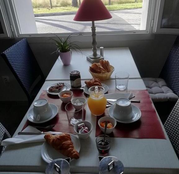 Отель Le Merle Blanc Louchats