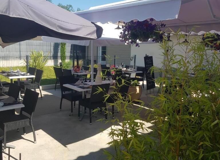 Отель Le Merle Blanc Louchats