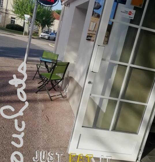 Отель Le Merle Blanc Louchats