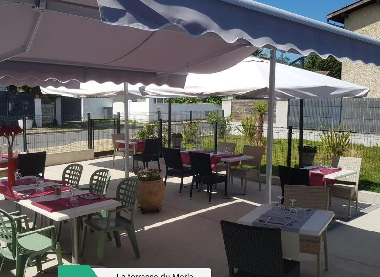 Отель Le Merle Blanc Louchats