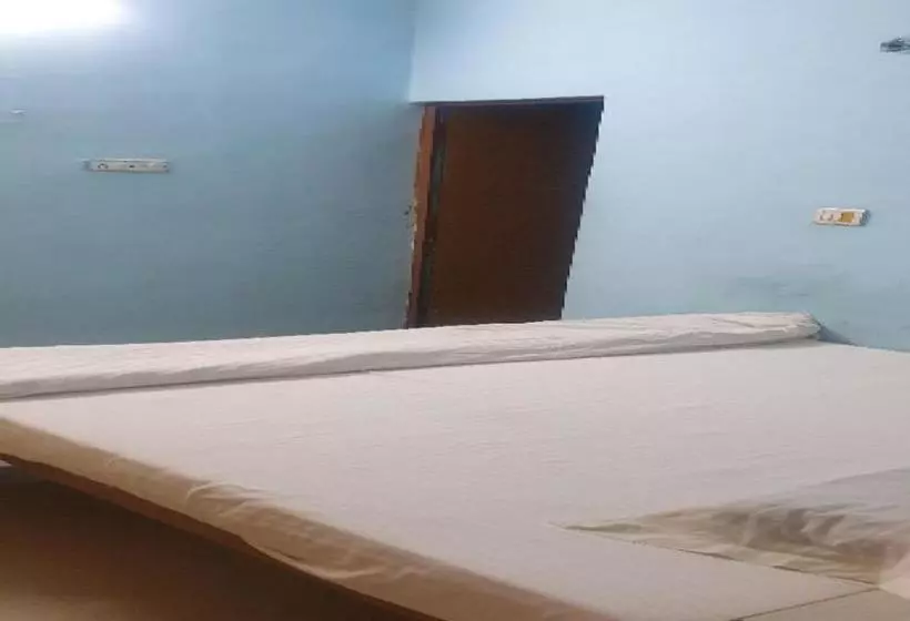 Hotelli Spot On 80817 Krishna Guest House