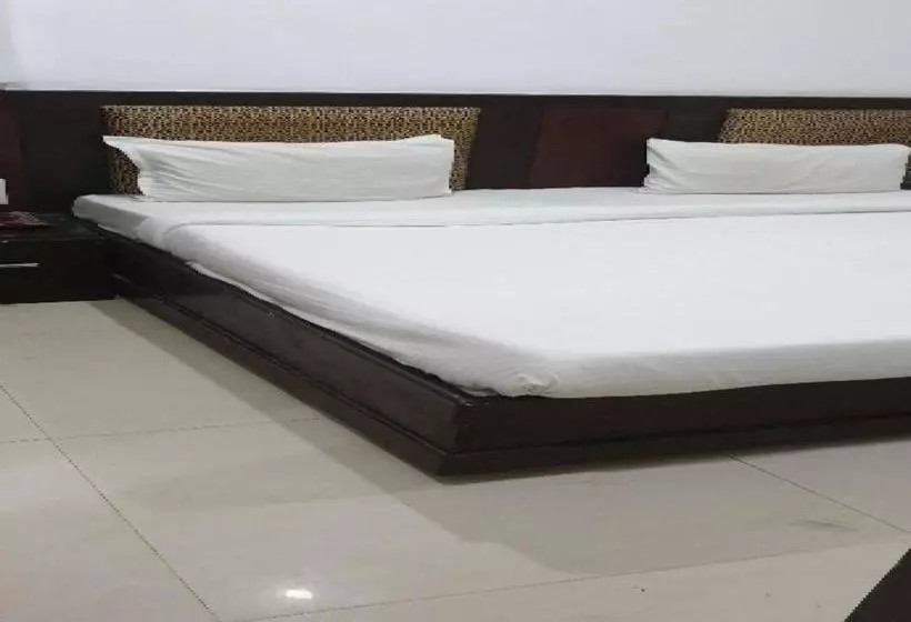 Hotelli Spot On 80817 Krishna Guest House
