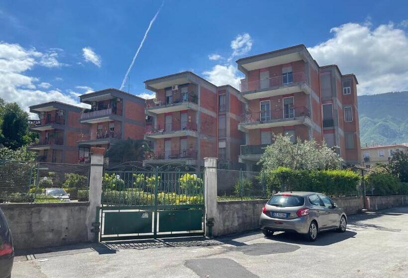 تختخواب و صبحانه Flavia Apartment