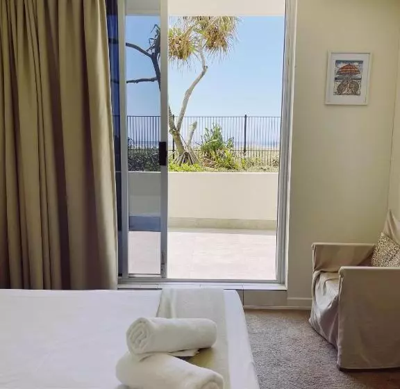 호텔 Golden Sands On The Beach Absolute Beachfront Apartments