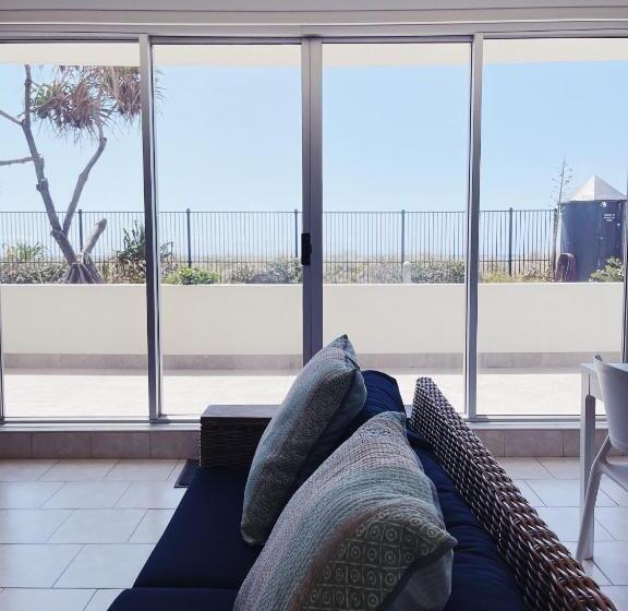 호텔 Golden Sands On The Beach Absolute Beachfront Apartments