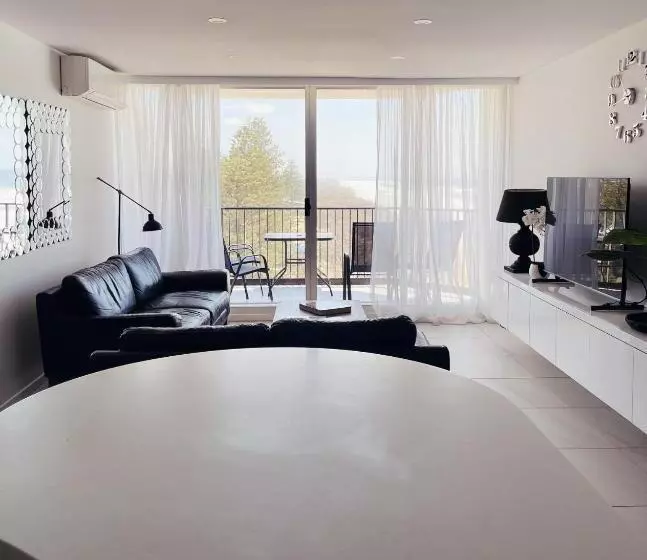 호텔 Golden Sands On The Beach Absolute Beachfront Apartments