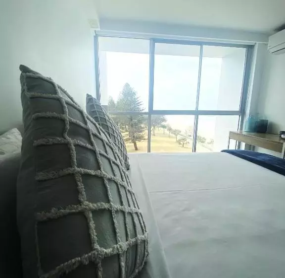 호텔 Golden Sands On The Beach Absolute Beachfront Apartments