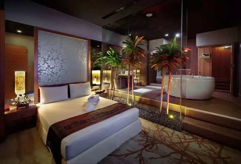 Nagaworld Hotel & Entertainment Complex