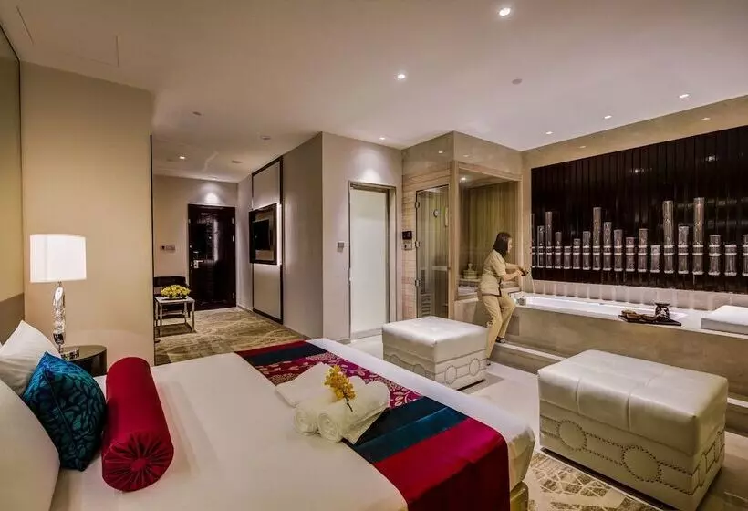 Nagaworld Hotel & Entertainment Complex