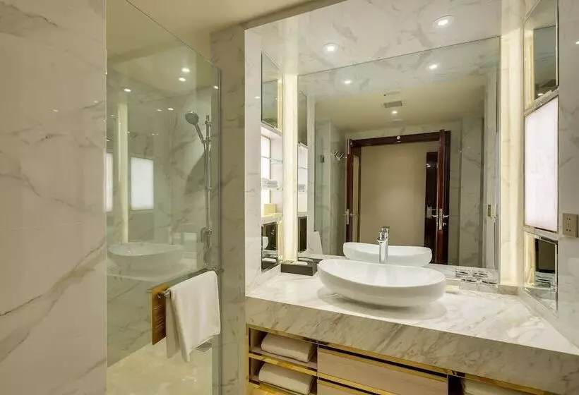 Nagaworld Hotel & Entertainment Complex