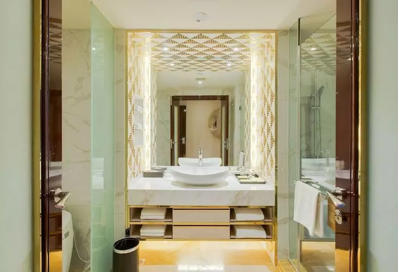 Nagaworld Hotel & Entertainment Complex