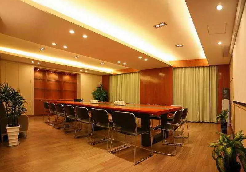 Отель Yijia Business Inn