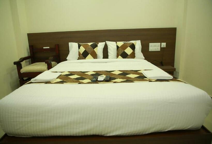 فندق Kalathil Tourist Home