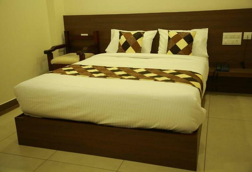 فندق Kalathil Tourist Home