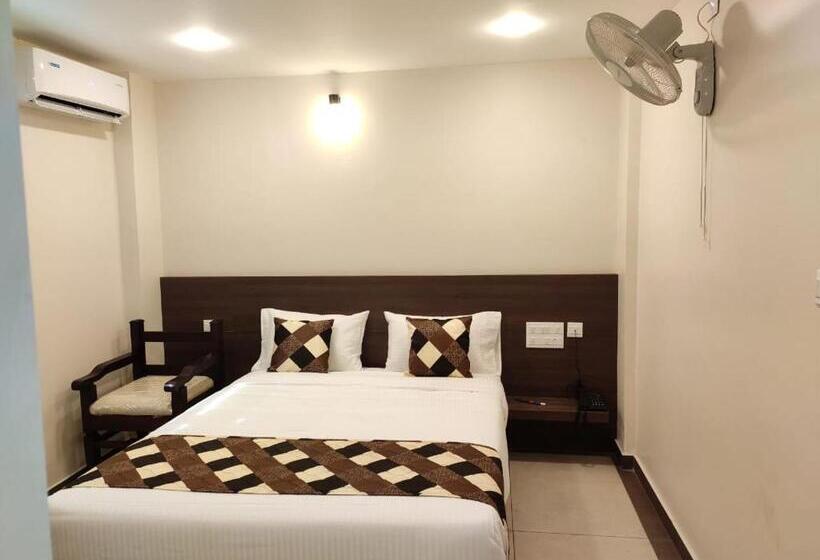 فندق Kalathil Tourist Home