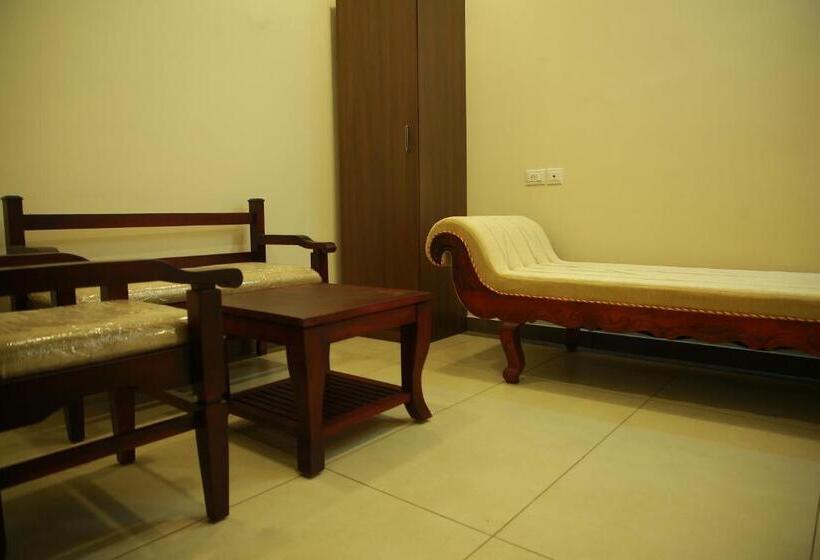 فندق Kalathil Tourist Home