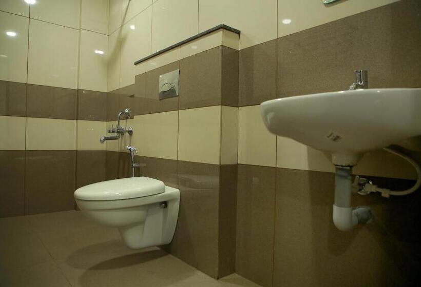 فندق Kalathil Tourist Home