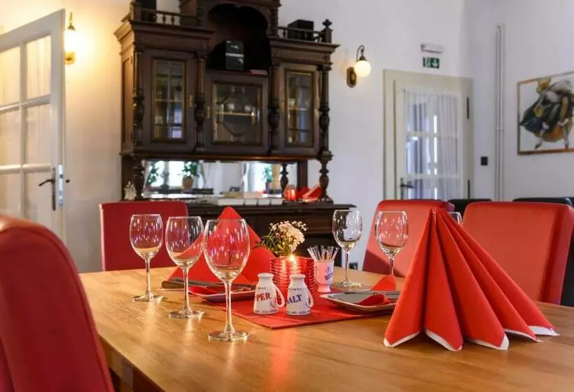 Maxmillian Pension & Restaurant