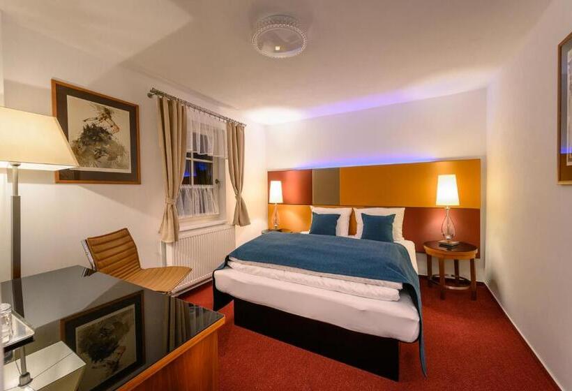 Maxmillian Pension & Restaurant