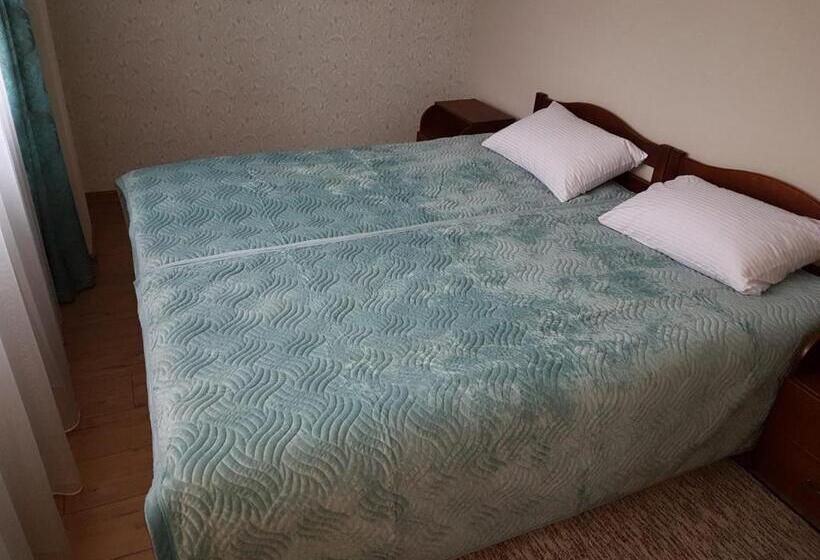 Bed and Breakfast готель біля фонтану