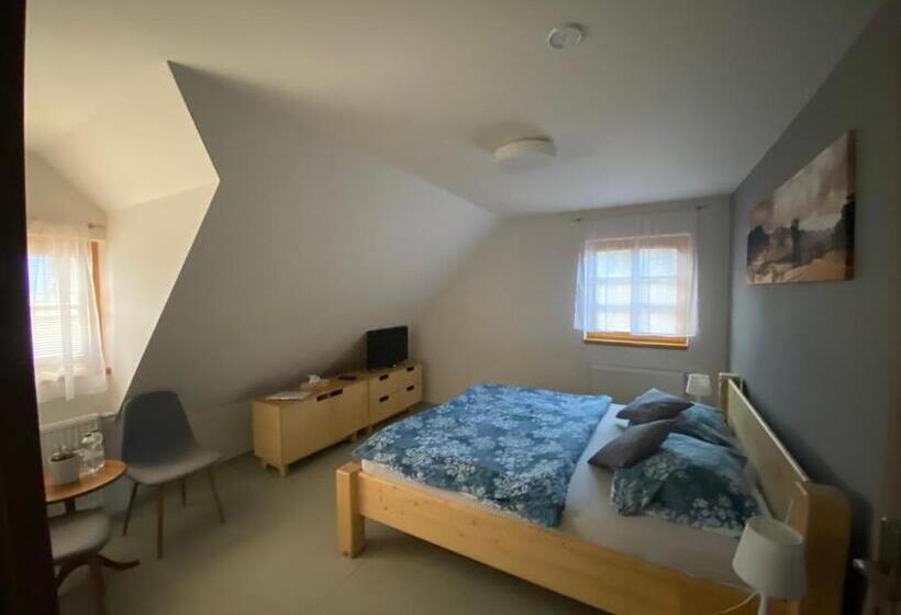 Panzió Penzion A Restaurace Grunt