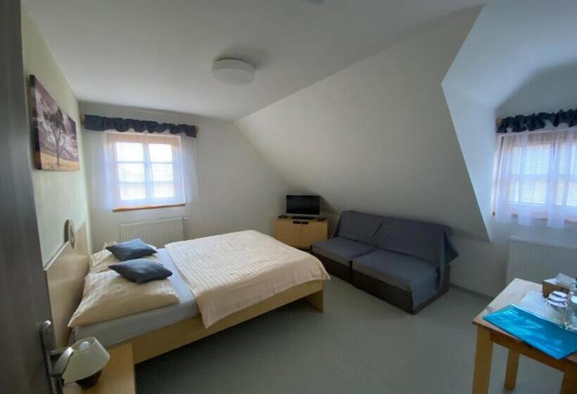 Panzió Penzion A Restaurace Grunt