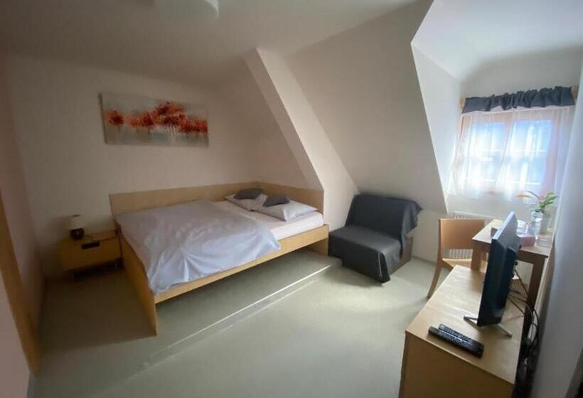 Panzió Penzion A Restaurace Grunt