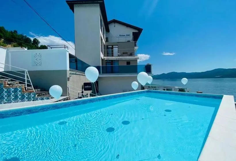 ペンション Riviera 990   Resort & Restaurant
