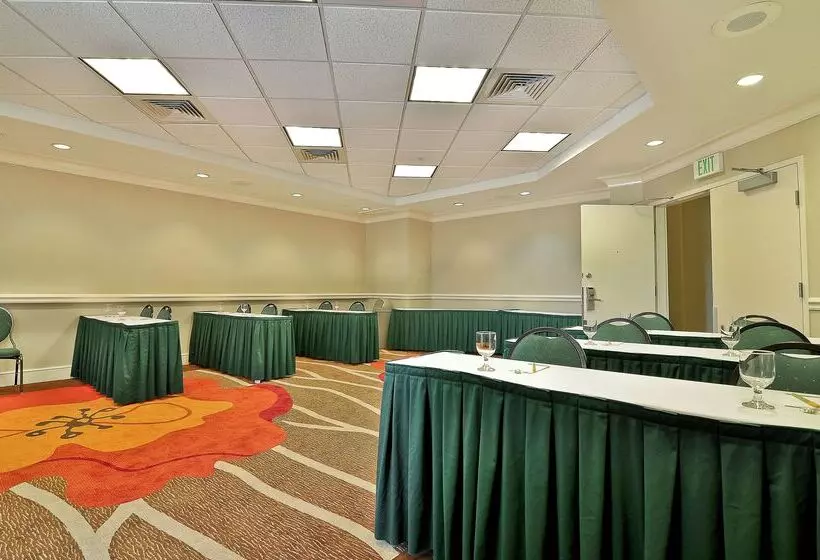 هتل Hilton Garden Inn Tampa North Busch Gardens