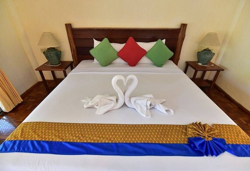 Hotel Koh Ngai Resort