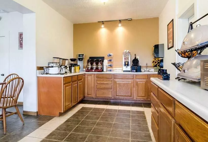 هتل Meadow Acres Inn