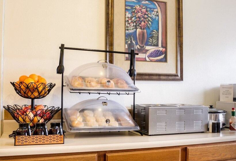 فندق Meadow Acres Inn