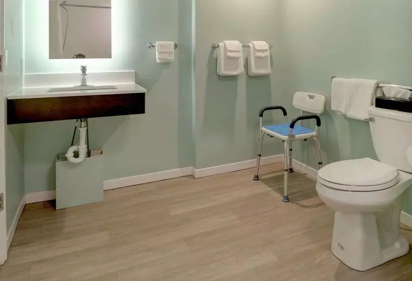 Отель Quality Inn & Suites