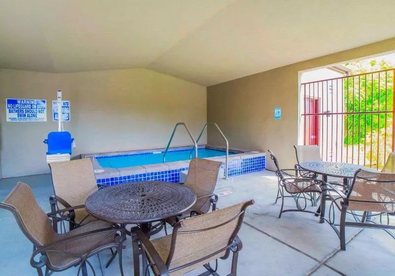 בית מלון כפרי Comfort Inn Downtown