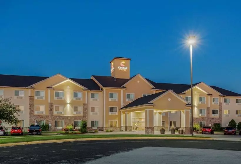 Отель Comfort Suites Johnson Creek Conference Center