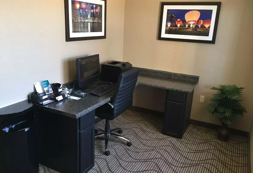 Отель Comfort Suites Johnson Creek Conference Center