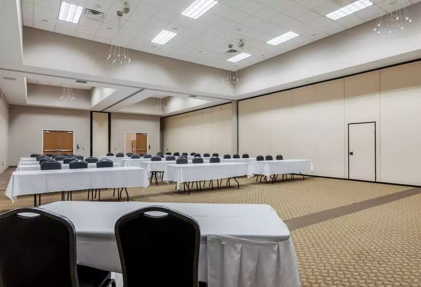 Отель Comfort Suites Johnson Creek Conference Center