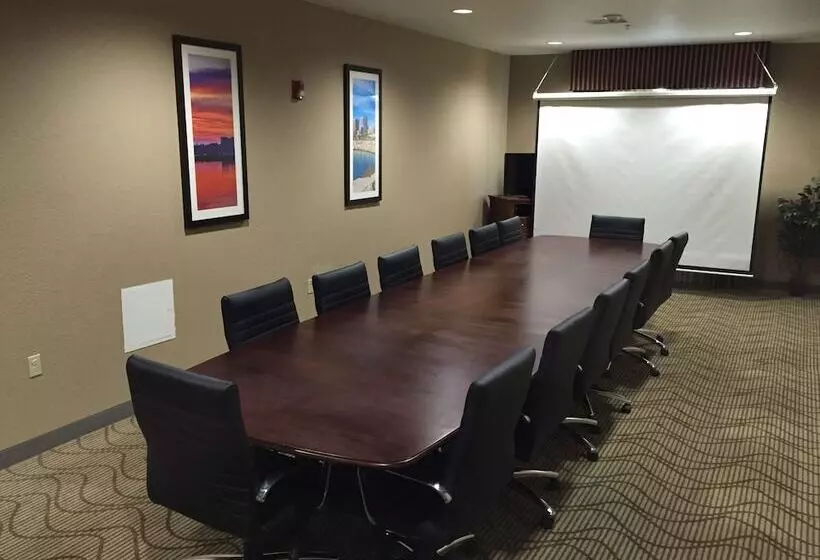 Отель Comfort Suites Johnson Creek Conference Center