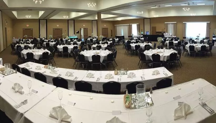 Отель Comfort Suites Johnson Creek Conference Center