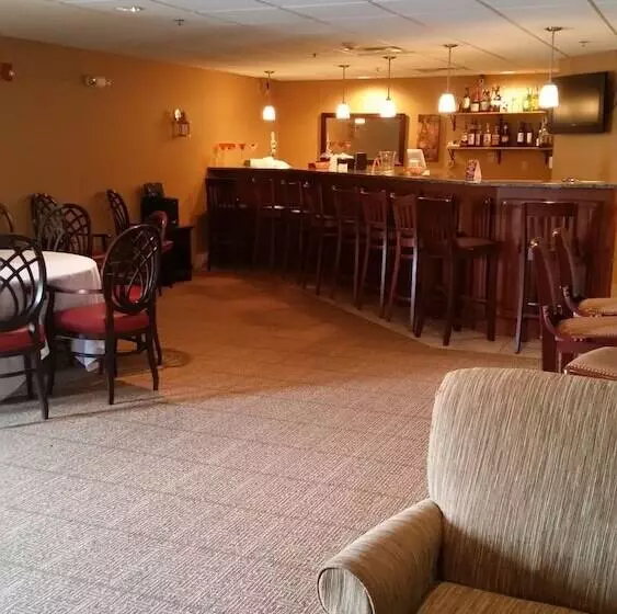 Отель Comfort Suites Johnson Creek Conference Center