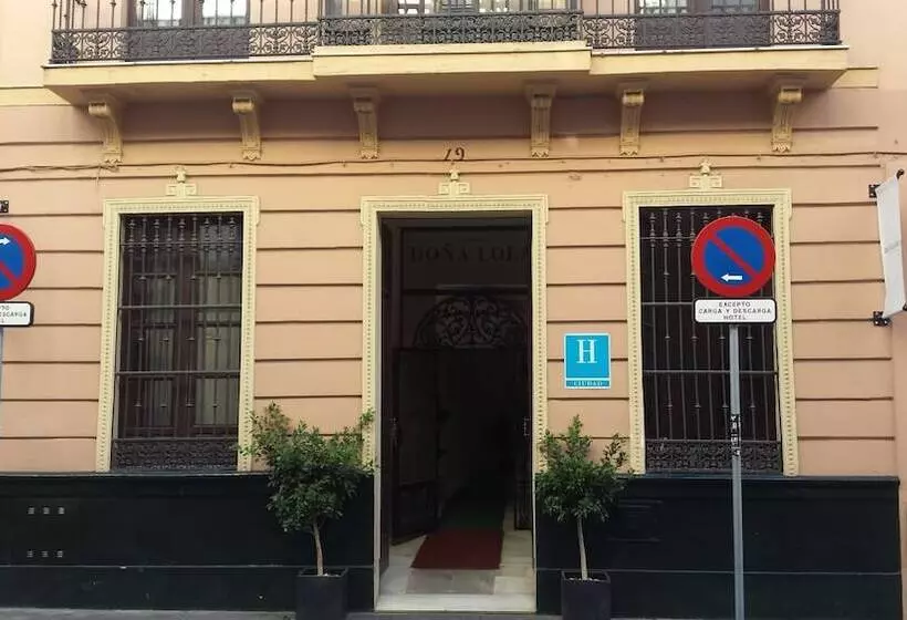 هتل Y Apartamentos Doña Lola