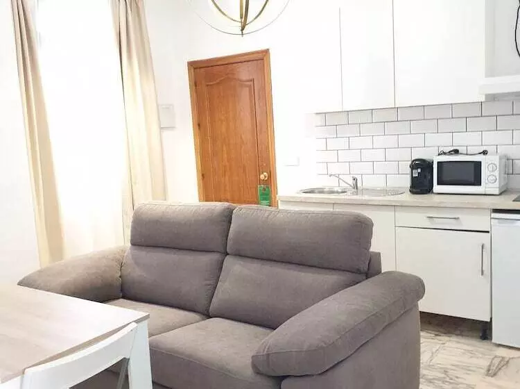 هتل Y Apartamentos Doña Lola