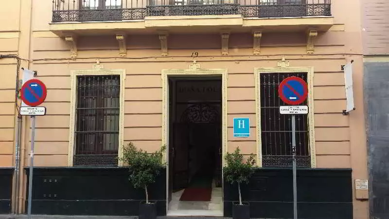 هتل Y Apartamentos Doña Lola