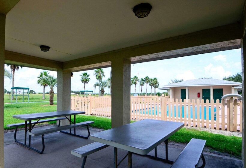 호텔 Rodeway Inn & Suites