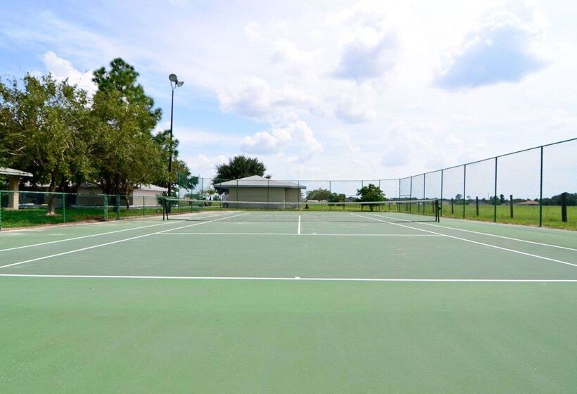 호텔 Rodeway Inn & Suites