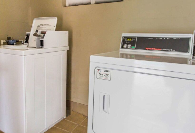 호텔 Rodeway Inn & Suites