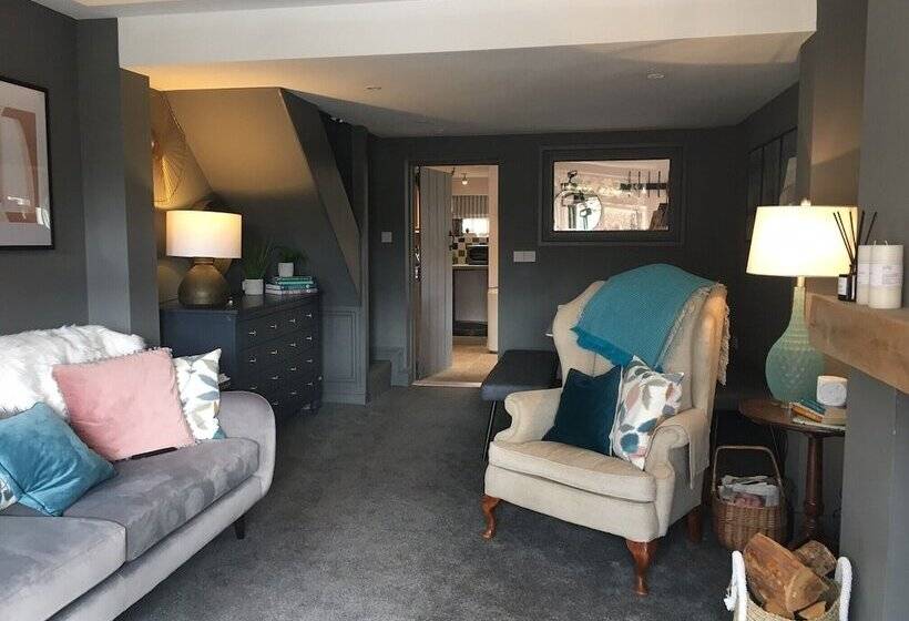 Cosy Lincs Wolds Cottage In Picturesque Tealby