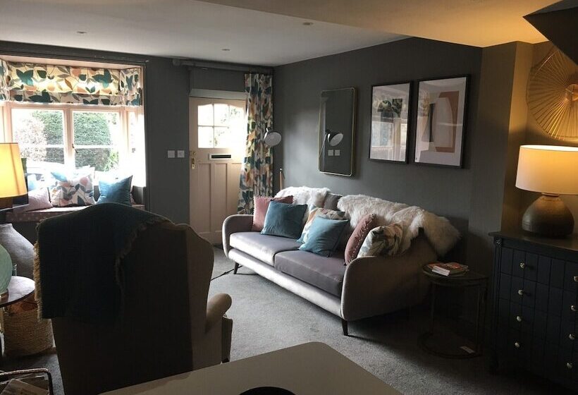 Cosy Lincs Wolds Cottage In Picturesque Tealby