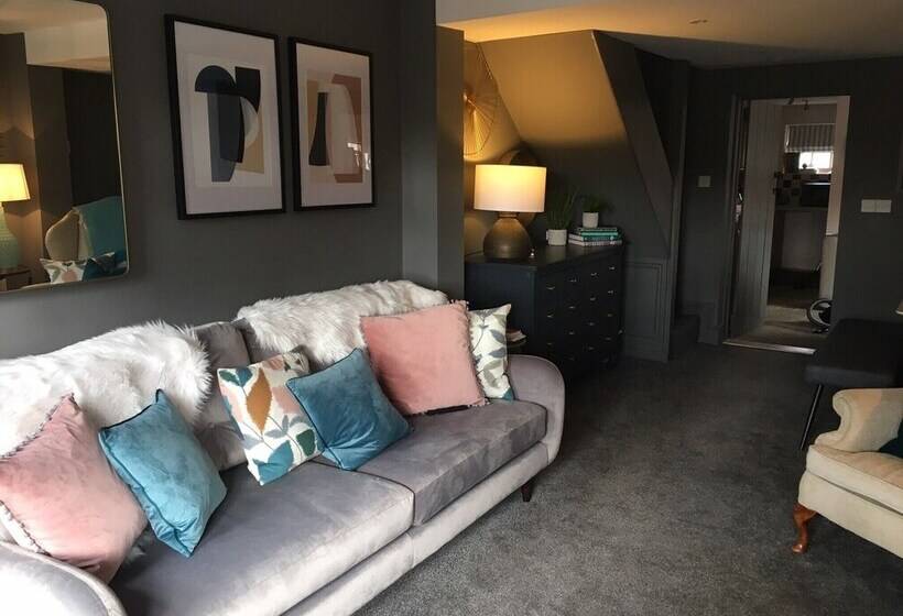 Cosy Lincs Wolds Cottage In Picturesque Tealby