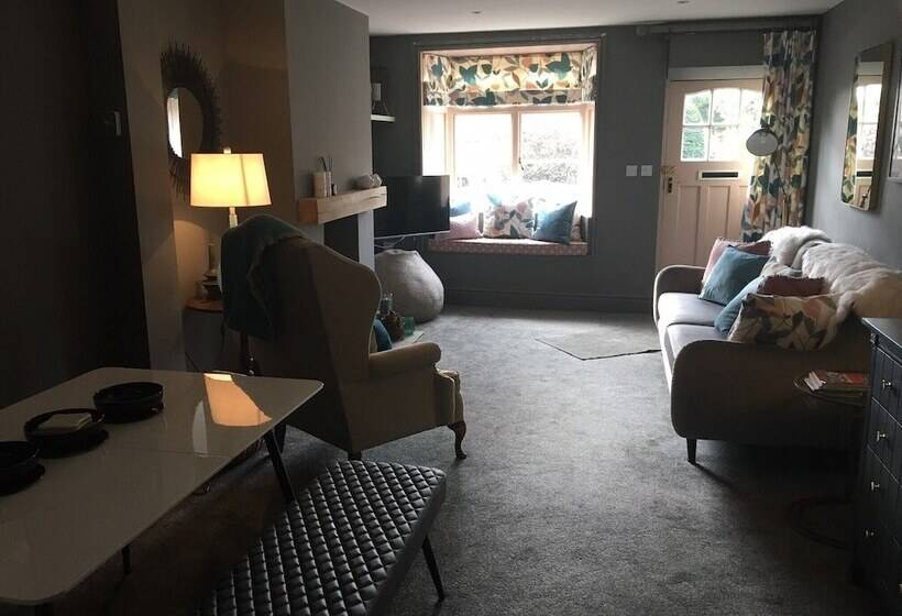 Cosy Lincs Wolds Cottage In Picturesque Tealby